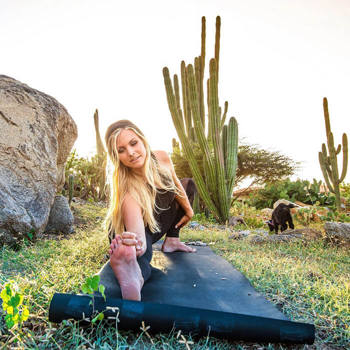 yoga-goat-penny-rachel-brathen-The Most Charming Yoga Partners Ever- Yoga Girl And Her Goat-4