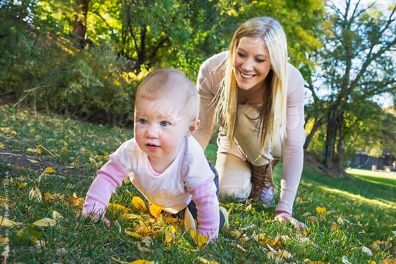 When do babies Crawling