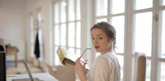 Signs she secretly wants you