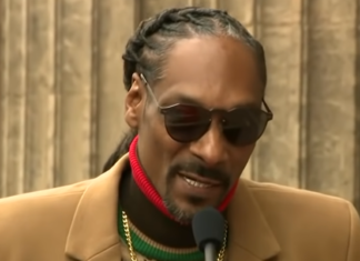 snoop dogg while acceptance speech at hollywood walk of fame