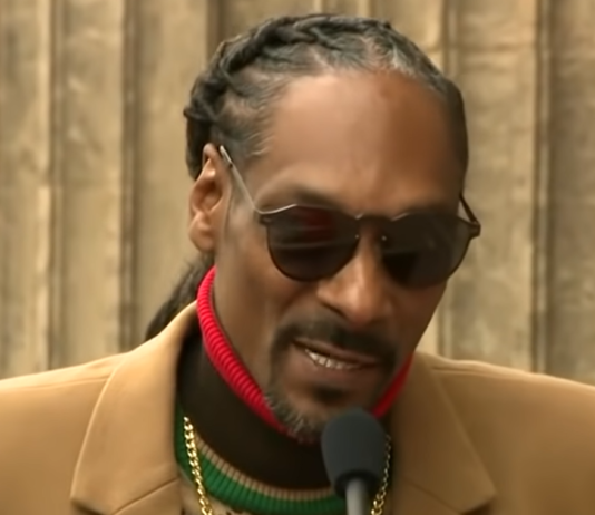 snoop dogg while acceptance speech at hollywood walk of fame