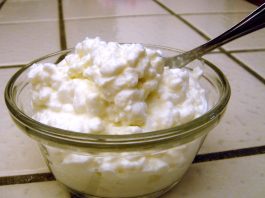 what does cottage cheese taste like