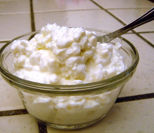 what does cottage cheese taste like