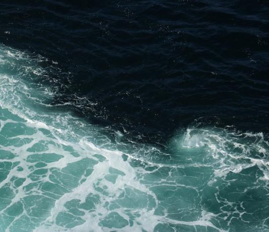 why don't the atlantic and pacific oceans mix